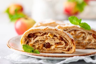 Elma strudel tarçın, Kuru üzüm, pudra şekeri ve nane ile geleneksel parçaları.