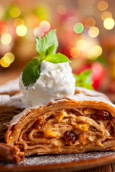 Pedaços Tradicionais Strudel Maçã Com Canela Passas Açúcar Sorvete Baunilha — Fotografia de Stock