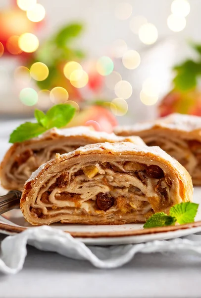 Pedaços Tradicionais Strudel Maçã Com Canela Passas Açúcar Hortelã — Fotografia de Stock