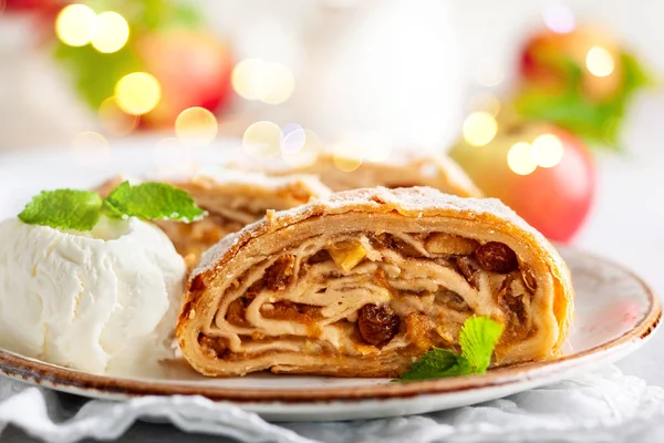 传统的苹果片馅饼肉桂 葡萄干 糖粉和香草冰淇淋 圣诞节甜点 — 图库照片