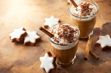 İki bardak kahve sallamak ile çırpılmış krema, çikolata ve kış baharat Noel için