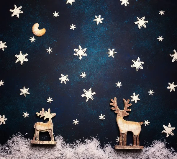 Ahşap Geyikler Şeker Noel Kurabiyesi Mavi Zemin Üzerine Yapılan Kar — Stok fotoğraf