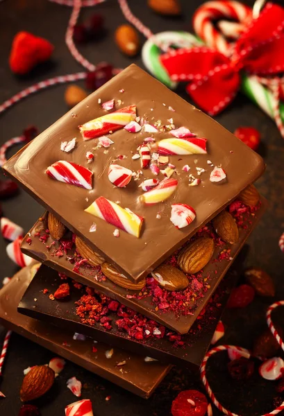 Corteza Chocolate Navidad Con Menta Bayas Secas Nueces — Foto de Stock