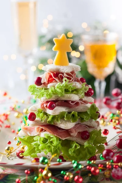 Kerstboom Van Geroosterd Brood Sla Ham Kaas Feestelijke Idee Voor — Stockfoto