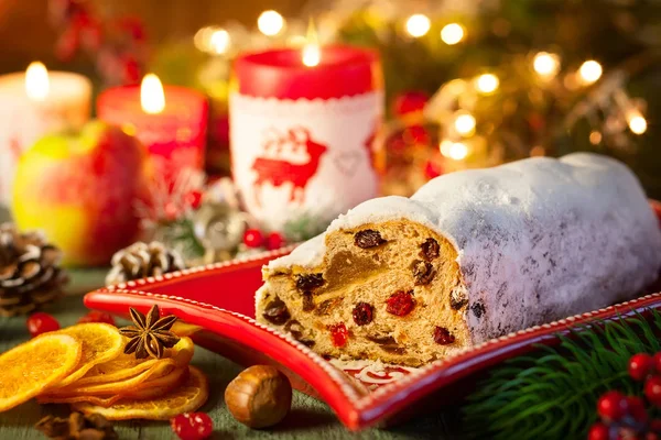 Hagyományos Karácsonyi Torta Stollen Porcukrot Marcipán Aszalt Gyümölcs — Stock Fotó