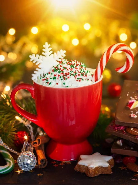 Chocolat Chaud Noël Crème Écorce Chocolat Menthe Poivrée Baies Séchées — Photo