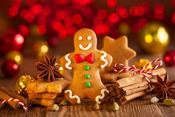 Noel Yapımı Gingerbread Çerezleri Ahşap Zemin Üzerine Baharat — Stok fotoğraf