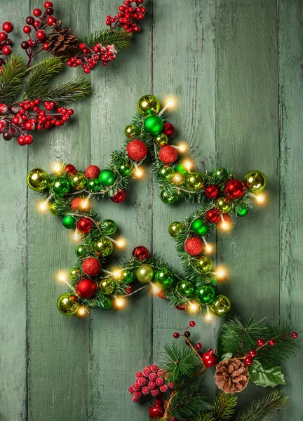 Декоративная Рождественская Звезда Цветными Безделушками Ветками Рождественских Елок — стоковое фото