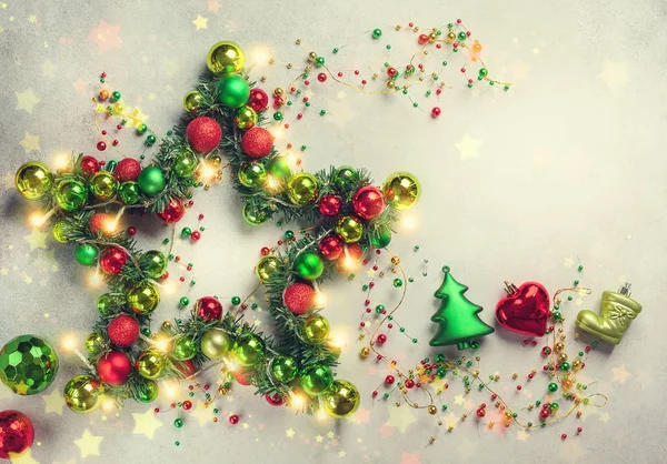 Dekorativer Weihnachtsstern Mit Farbigen Kugeln Tannenzweigen — Stockfoto