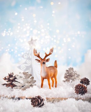 Noel tatil kavramı geyik ve çam koni ile.