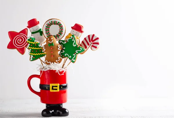 Noel Gingerbread Bir Kırmızı Hediye Fincan Sopa Üzerinde Kümesi Noel — Stok fotoğraf