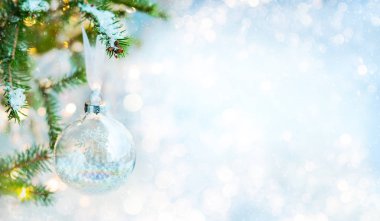 Şeffaf Noel biblo köknar dallar köpüklü kış arka plan ile. Festival kış konsepti ile kopya alanı metin için.