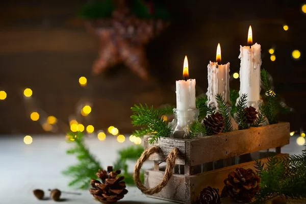 Slavnostní Vánoční Zátiší Uspořádání Svíček Šišky Jedle Pobočky Staré Krabice — Stock fotografie