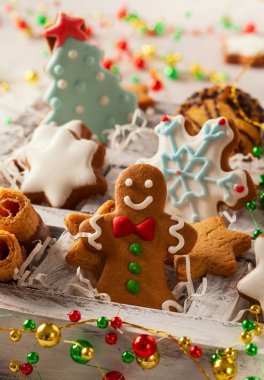 Ahşap kutusunda çeşitli Noel kurabiyeleri.