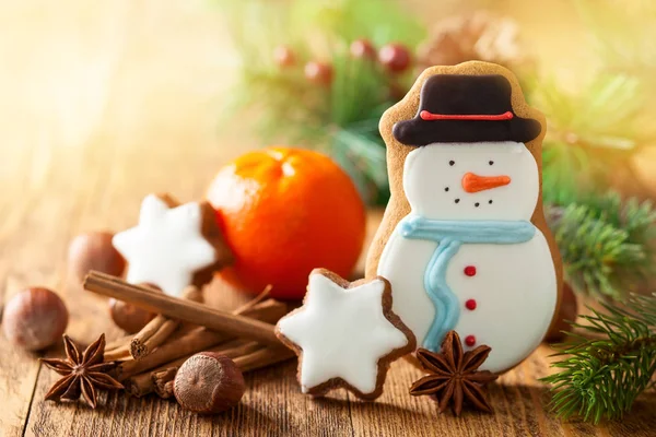 Schneemann Lebkuchen Mandarinen Nüsse Und Gewürze Für Weihnachten — Stockfoto