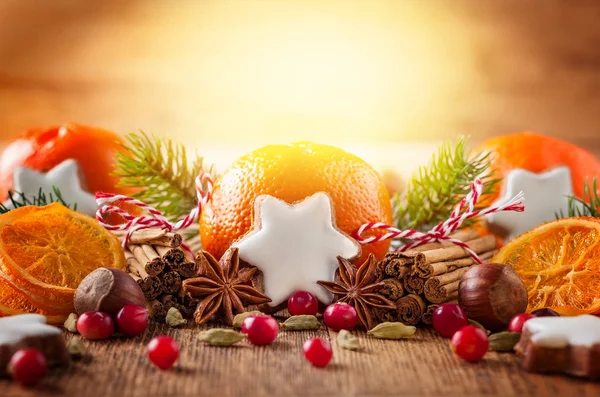 Weihnachtsdekoration Mit Mandarinen Plätzchen Beeren Und Gewürzen — Stockfoto