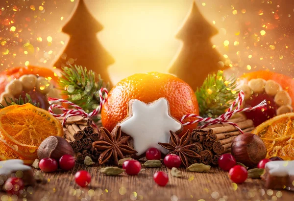 Kerstdecoratie Met Mandarijnen Koekjes Bessen Kruiden — Stockfoto