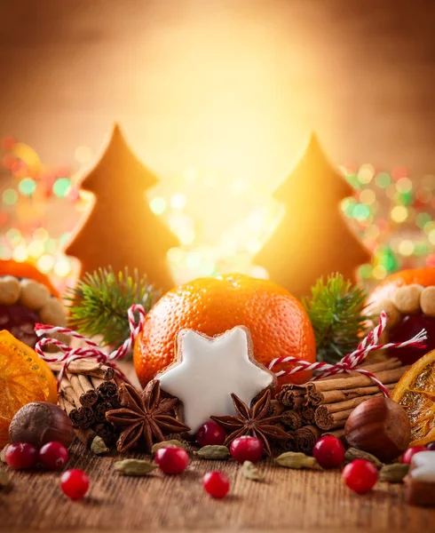 Kerstdecoratie Met Mandarijnen Koekjes Bessen Kruiden — Stockfoto