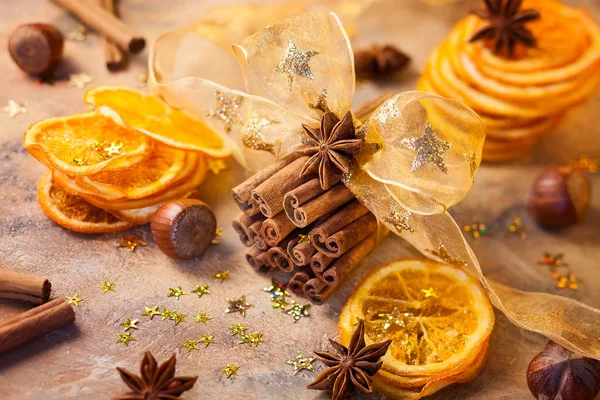 Weihnachtskonzept Mit Zimtstangen Mit Goldener Schleife Nüssen Getrockneten Orangen Und — Stockfoto