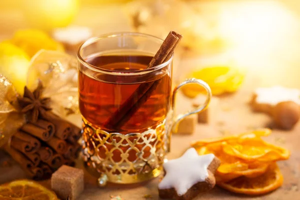 一杯のお茶と冬のスパイス — ストック写真