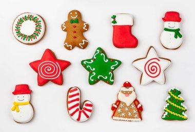 Beyaz arka plan üzerinde Noel gingerbread kümesi. Üstten görünüm. Noel kavramı .