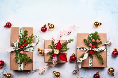 Noel hediye kutuları ve süslemeleri ile arka plan. Üstten Görünüm