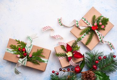 Noel hediye kutuları ve süslemeleri ile arka plan. Üstten Görünüm