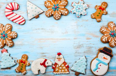 Mavi ahşap arka plan üzerinde çeşitli ev yapımı Noel kurabiyeleri