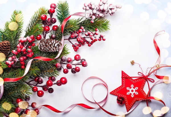Vánoční Dekorace Pozadí Jedle Větve Cesmína Bobule Světlé Pozadí — Stock fotografie