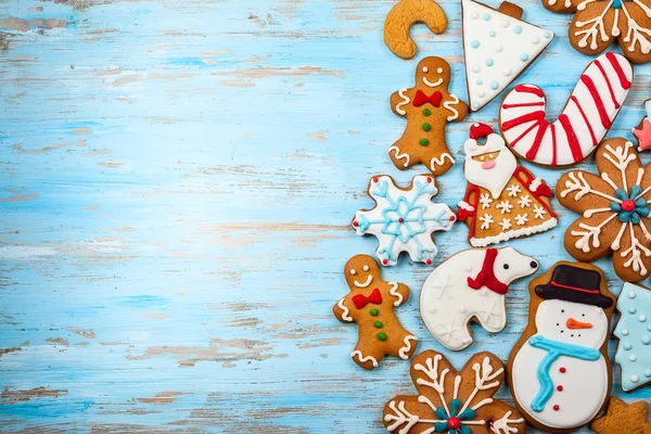 Assortiment Van Zelfgemaakte Kerstkoekjes Een Blauwe Houten Achtergrond — Stockfoto