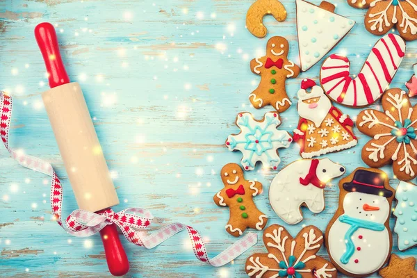 Assortiment Van Zelfgemaakte Kerstkoekjes Een Blauwe Houten Achtergrond — Stockfoto