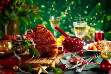 Karanfil, köpüklü şarap ve Noel akşam yemeği için geleneksel sebze yemekleri ile sırlı kızarmış jambon.