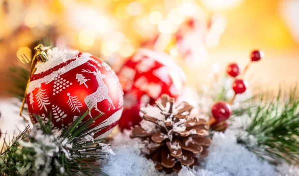Rote Weihnachtskugeln Mit Dekoration Und Tannenzweige Mit Tannenzapfen Auf Goldglänzendem — Stockfoto