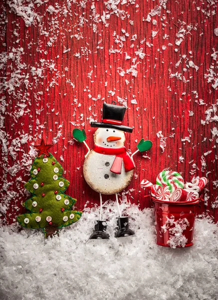 Kerst Concept Met Sneeuwpop Een Rode Houten Achtergrond — Stockfoto