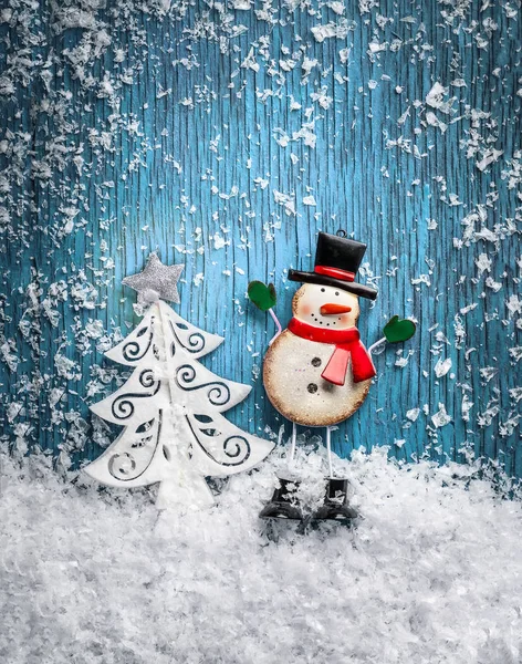 Weihnachtskonzept Mit Schneemann Auf Blauem Holzgrund — Stockfoto