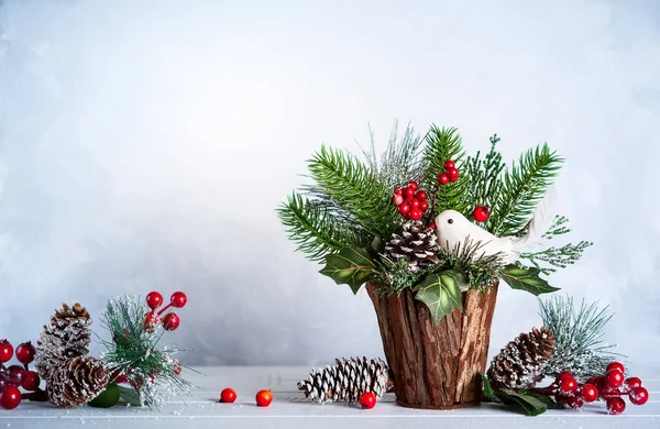 Natal Ano Novo Ainda Vida Com Decoração Festiva Fundo Madeira — Fotografia de Stock