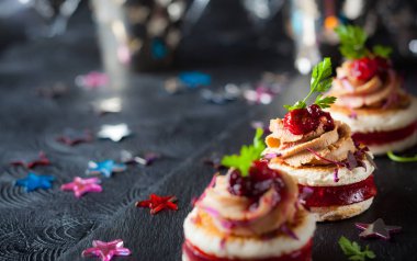 Festival meze ile kaz ciğeri, kızılcık Hint turşusu ve jöle. Seçici odak
