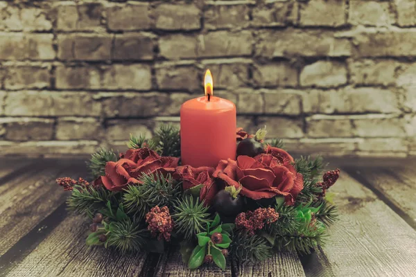 Decoração Mesa Natal Com Vela Vermelha Ardente — Fotografia de Stock