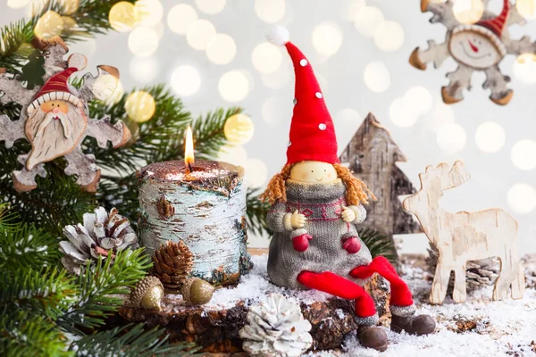 Noel Dekorasyonu Ile Oyuncak Santa Yanan Muma Çam Dalları Çam — Stok fotoğraf