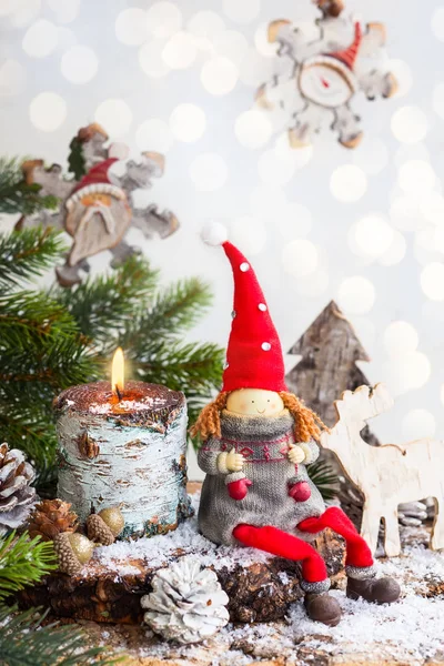 Weihnachtsdekoration Mit Weihnachtsmann Brennender Kerze Tannenzweigen Und Tannenzapfen — Stockfoto