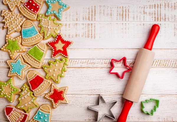 Kerstkoekjes Deegroller Cookie Cutters Houten Achtergrond — Stockfoto