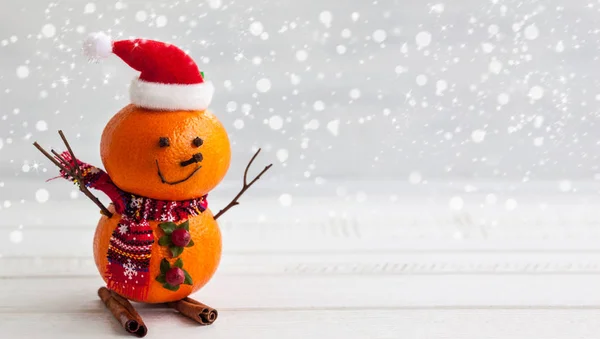 Boneco Neve Feliz Feito Tangerinas Cravo Bagas Inverno — Fotografia de Stock