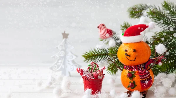 Spokojený Sněhulák Vyrobené Mandarinky Hřebíčku Zimní Bobule — Stock fotografie