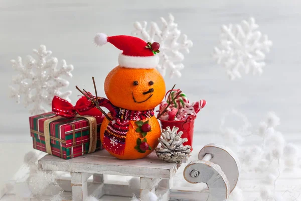 Glücklicher Schneemann Aus Mandarinen Nelken Und Winterbeeren — Stockfoto