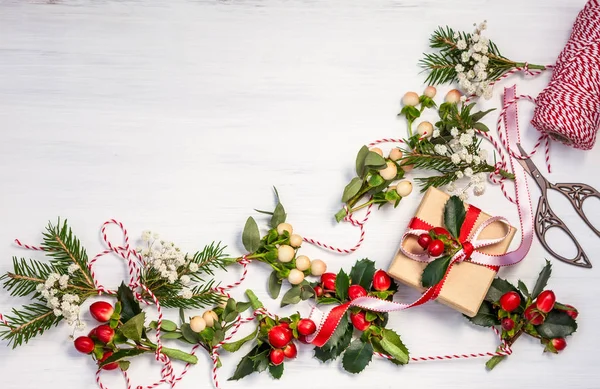 Weihnachtsgeschenke Und Wintergirlanden Auf Weißem Holzgrund — Stockfoto