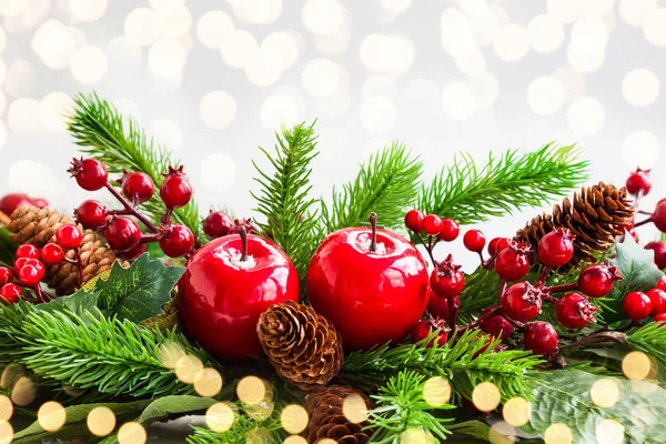 Kerstdecoratie Met Fir Tree Dennenappels Rode Appels Holly Bessen — Stockfoto