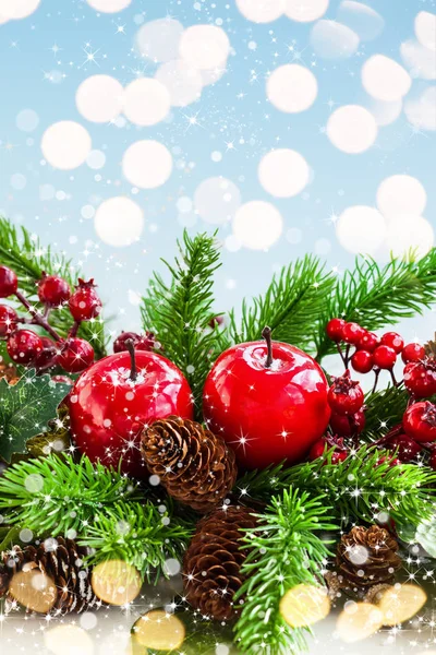 Kerstdecoratie Met Fir Tree Dennenappels Rode Appels Holly Bessen — Stockfoto