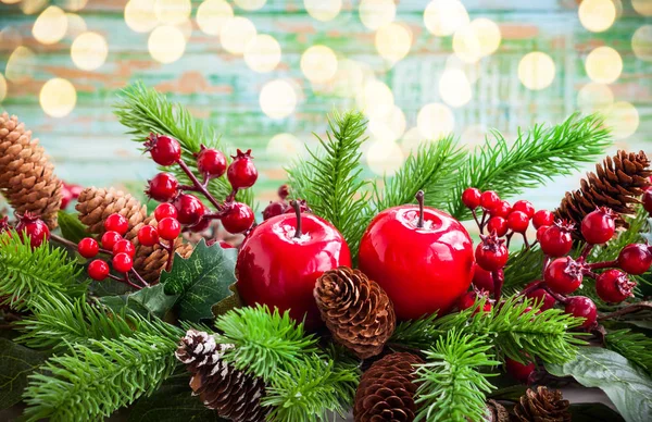 モミの木 松ぼっくり 赤いリンゴとヒイラギの果実とクリスマスの装飾 — ストック写真