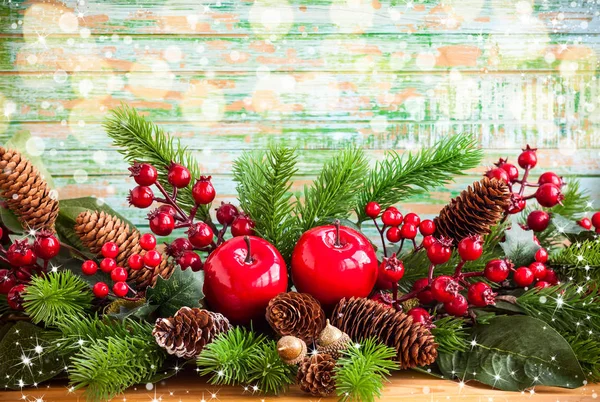 Decoración Navidad Con Abeto Piñas Manzanas Rojas Bayas Acebo — Foto de Stock