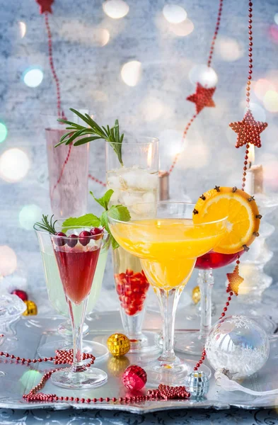 Feestelijke Cocktails Voor Vakantie Zilveren Dienblad — Stockfoto